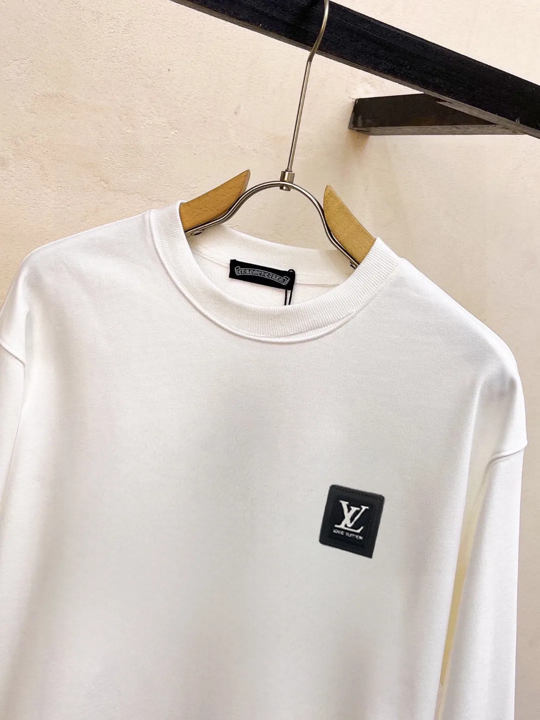 🅿️220 brand [LV Louis Vuitton] (good news for fat people) 2025ss autumn latest long-sleeved round-neck sweatshirt, on sale simultaneously on the official website. Refreshing and breathable. Made of top Tencel Roman. Comfortable and soft. 3D three-dimensional clarity. Super fashion sense. Great for gifting and keeping for yourself. Size: M-5XL (can wear up to 220 pounds)